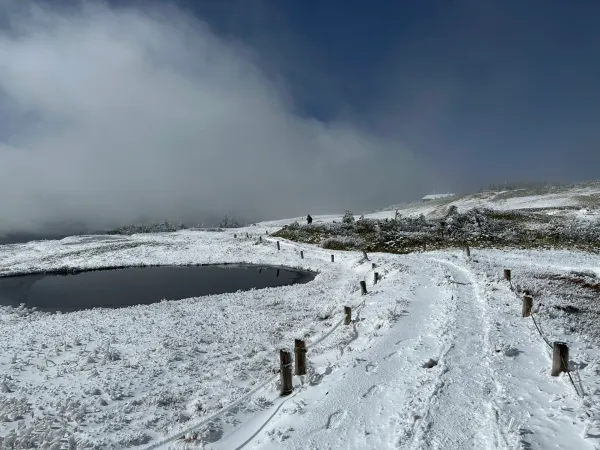 Mt Naeba: a snowy autumn hike in Niigata